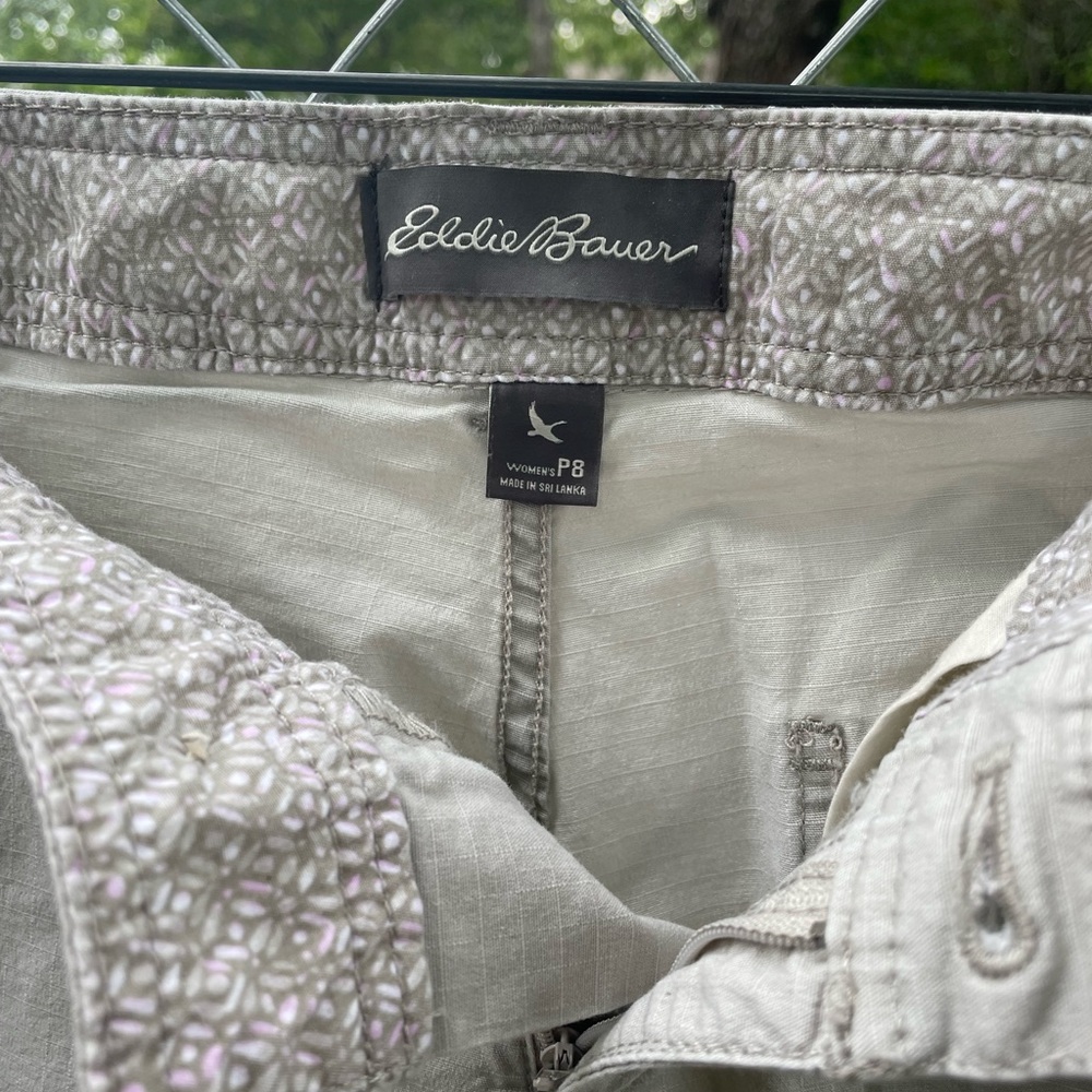 Eddie Bauer Twill 6 Pocket Cargo Cream Capris Size 8 Petite - Picture 8 of 9